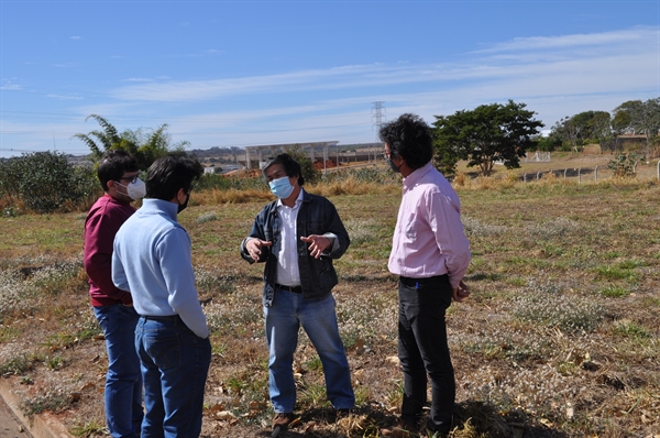 Técnicos do Estado e da Secretaria de Obras visitaram as futuras instalações da “Casa da Juventude”, na zona Norte da cidade  (Foto: A Cidade)