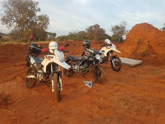 Os policiais avistaram a motocicleta Honda/CBX Twister, de cor preta, abandonada em uma rua de terra (Foto: Divulgação/Polícia Militar)