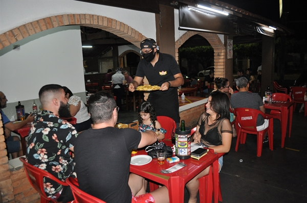 Bares e restaurantes retomam atividade noturna (A Cidade)