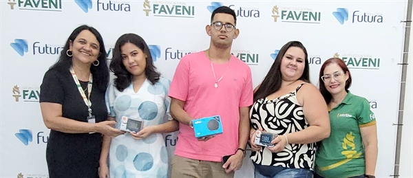 Sorteados deste ano receberam os prêmios das mãos de representantes da FUTURA  (Foto: Divulgação)