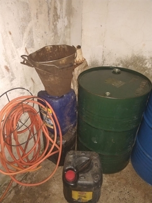 Combustível clandestino era armazenado em tambores (Foto: Polícia Militar)