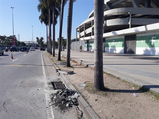 Vias próximas ao estádio ainda apresentavam entulho na manhã deste sábado (15) — Foto: Janaina Carvalho/G1