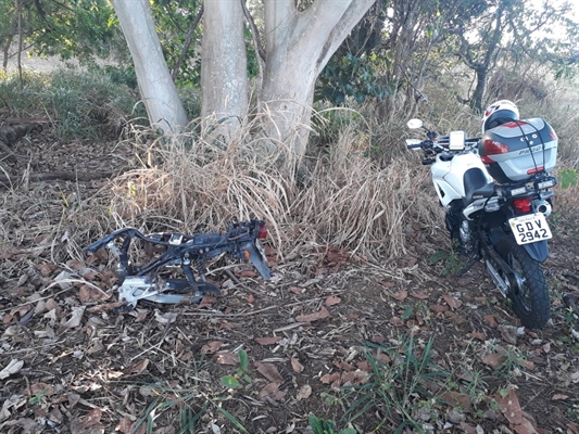  veículo foi localizado pela ROCAM na conhecida estrada do Cruzeiro (Foto: Divulgação/Polícia Militar)