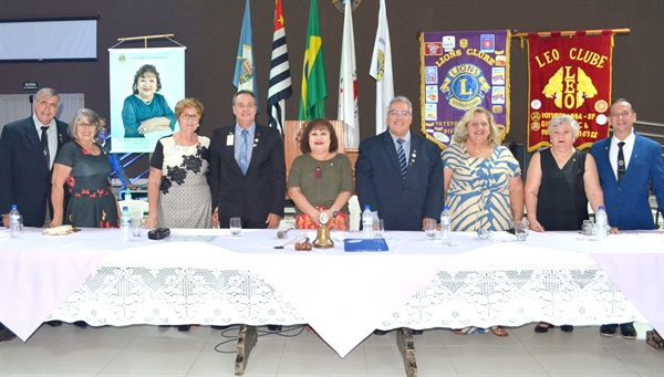 A mesa diretiva dos trabalhas composta por; Antonio Luiz Bazela e Juçara, Regina e Luiz Chiqueto, a presidente do Lions Cecina Nobuco Iamanaka, Jesimar e Sirlei Zanelato, Cidinha Damasceno e Anisinho Martins