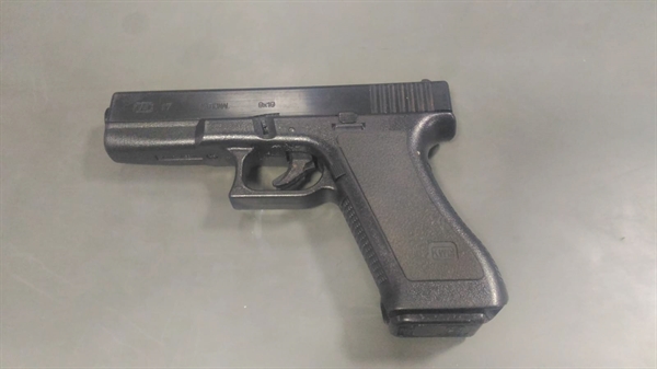 Pistola de airsoft foi levada pelo aluno para a escola e acabou virando caso de polícia; objeto foi apreendido (Foto: Reprodução)