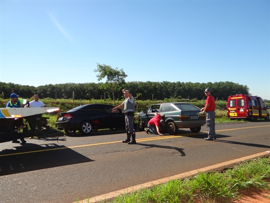 Os dois veículos ficaram presos no meio da pista, sendo necessária a ajuda do DER para retirar os automóveis (Foto: Aline Ruiz/A Cidade)