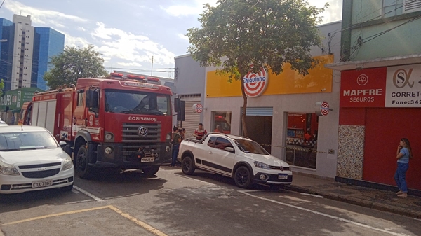 O princípio de incêndio na sorveteria mobilizou o Corpo de Bombeiros e a Polícia Militar (Foto: A Cidade)