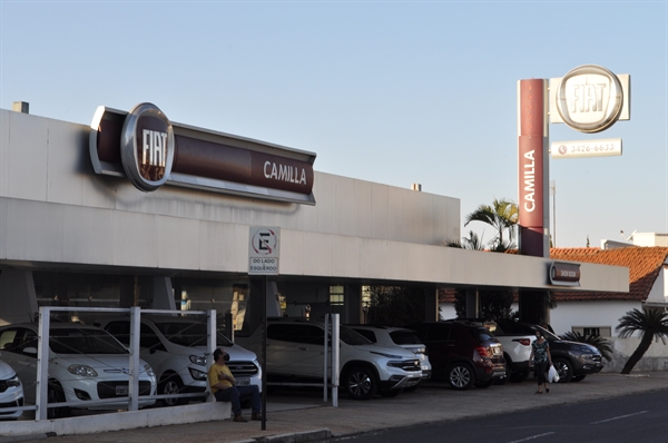 A Fiat Camila estará sob novo comando em agosto; Fleury e Marleninha agradecem a todos os clientes e amigos (Foto: A Cidade)