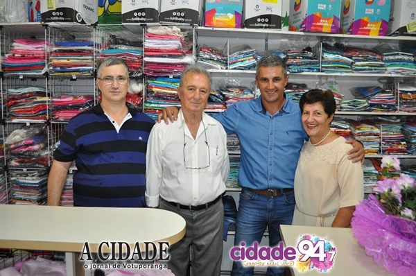 Os proprietários Egídio Carlos e dona Nanci celebraram junto com os filhos Yvan e Rony, o aniversário da loja (Foto: Érika Chausson/A Cidade)