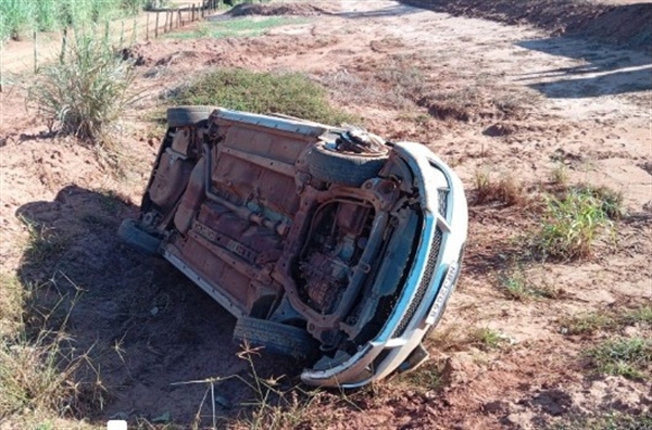 O condutor de um veículo teria perdido o controle da direção, fazendo com que o carro saísse da pista e tombasse às margens da rodovia (Foto: Reprodução)