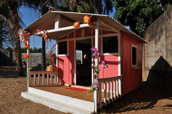 Casinha de boneca é reformada com madeiras deixadas em ponto de coleta