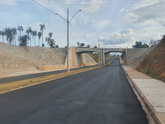 Depois de meses de transtorno e reclamações, transposição da linha férrea na zona Sul foi completamente recuperada pela Rumo (Foto: A Cidade)