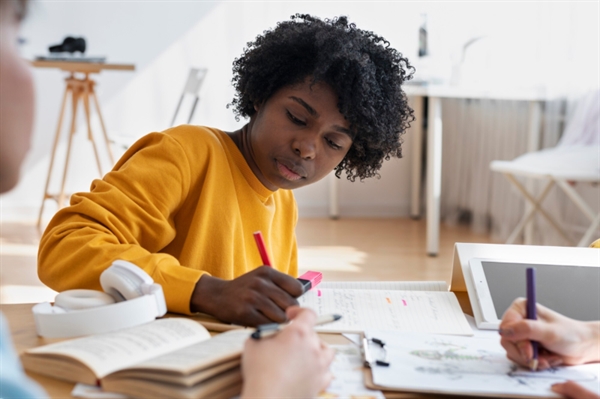 Iniciativa é totalmente gratuita e visa capacitar estudantes de baixa renda para ingressar no Ensino Superior ou concursos públicos (Foto: Divulgação)