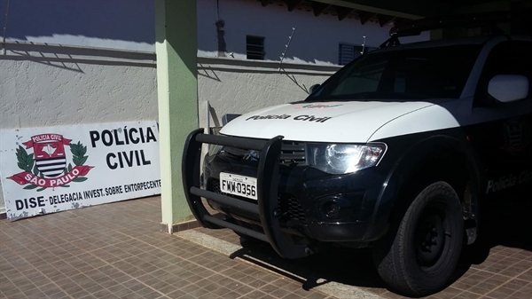 Os investigadores conduziram o homem para a sede da DISE, onde o mesmo foi autuado em flagrante delito pelo crime de tráfico de drogas (Foto: Divulgação/Polícia Civil) 