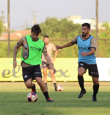 O técnico da Votuporanguense disse que para fechar o elenco necessita de um extremo e uma atacante de beiradas (Foto: Rafael Bento/CAV)