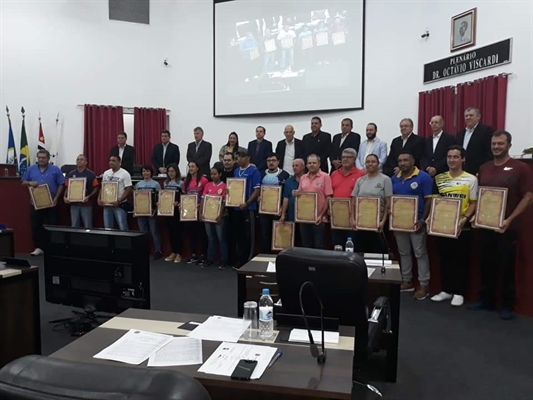 Treinadores e atletas foram homenageados na noite de anteontem na Câmara Municipal (Foto: Câmara Municipal)