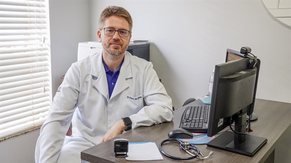  O A Cidade conversou com o médico do SanSaúde, Ernesto Hoffmann, que conduz o Grupo de Tabagismo (Foto: Divulgação Santa Casa)