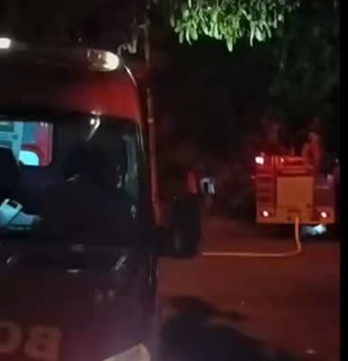 O Corpo de Bombeiros foi rapidamente acionado e conseguiu controlar as chamas antes que se espalhassem para casas vizinhas (Foto: Reprodução)