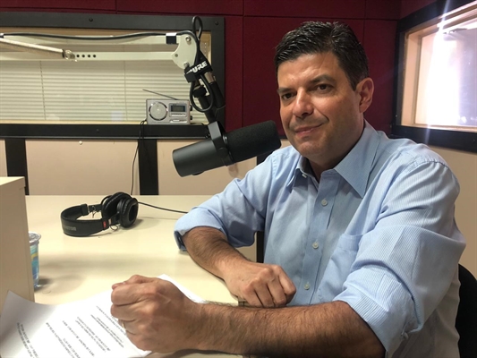 O médico geriatra Luciano Melo, o organizador da qualificação, foi entrevistado pela Cidade FM (Foto: A Cidade)