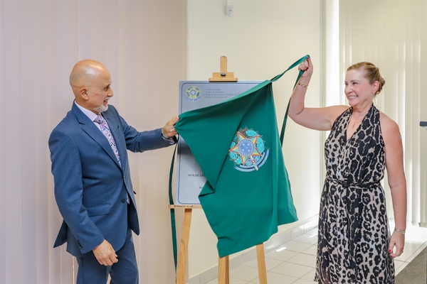 Presidente do TRT-15 Samuel Hugo Lima e corregedora Rita de Cássia Penkal Bernardino de Souza descerram a placa de inauguração (Foto: TRT-15)