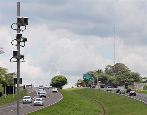 A velocidade da via é 110km/h veículos leves e 90km/h veículos pesados