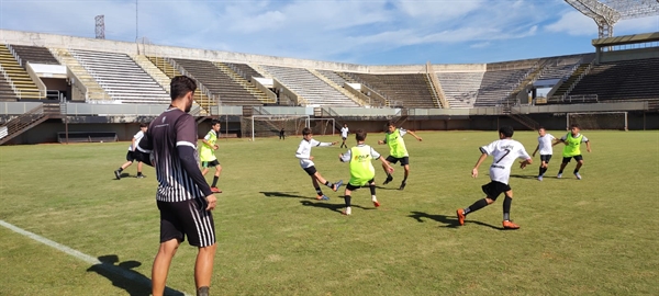 Base da Votuporanguense em treino na Arena Plínio Marin; times jogam no domingo (28) (Foto: CAV)