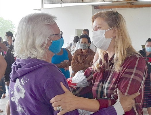 A primeira dama e presidente do Fundo Social de Solidariedade, Rose Seba, iniciou a entrega dos kits natalinos  (Foto: Prefeitura de Votuporanga)