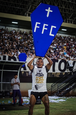 Atacante Anderson Tanque com o caixão do Fefecê (Foto: Pedro Zacchi/Ag. Paulistão)