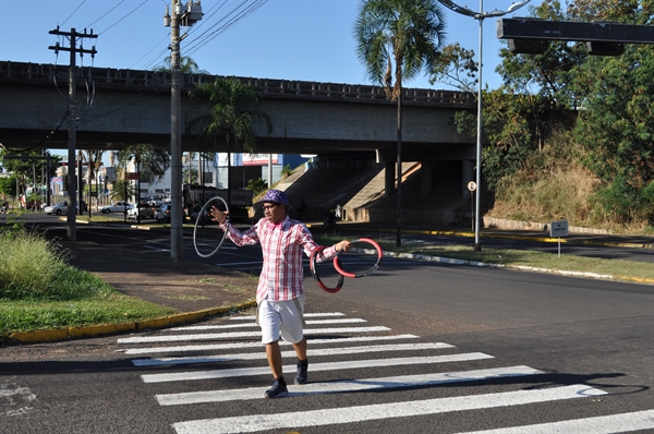 Rafa Beraldi trabalha como artista de rua desde novembro de 2016 e já esteve em 1.632 cidades (Foto: Daniel Castro/A Cidade)