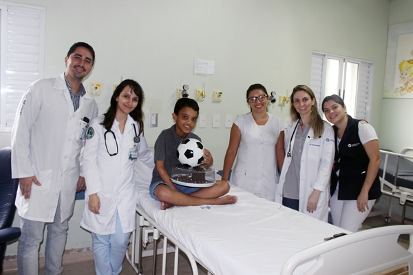 Internado, garoto comemora aniversário na Santa Casa