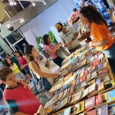 Com o objetivo de tornar mais acessível e divertido o hábito da leitura, o Senac Votuporanga realiza parte da programação de atividades no Parque da Cultura e na praça São Bento (Foto: Prefeitura de Votuporanga)