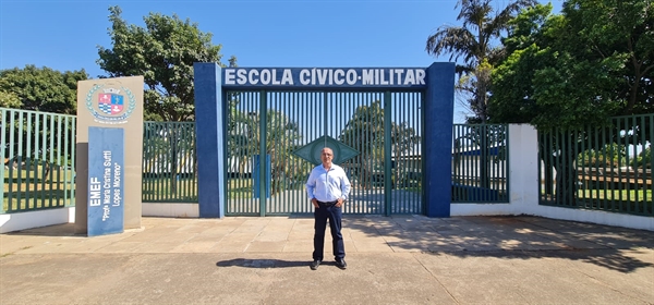 O vereador Sargento Marcos Moreno visitou a escola cívico-militar de Lins para trazer o projeto para Votuporanga (Foto: Assessoria)