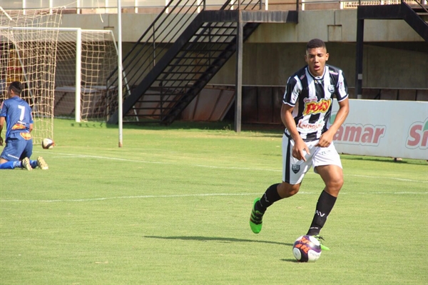 Vinícius, 18 anos, zagueiro do Cavinho, já atuou no Barra Mansa e no Volta Redonda, no Estado do Rio de Janeiro (Foto: Rafael Nascimento/CAV)