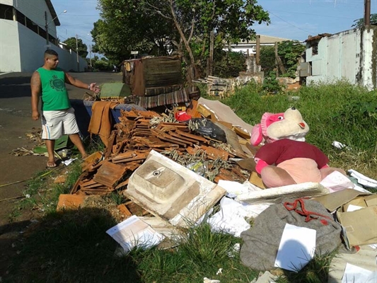 Moradores se esquecem das doenças e jogam lixo pela cidade