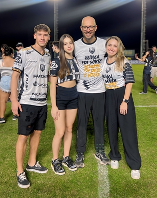 Rogério Corrêa comemora com a esposa Mariah Guirelli Domachowski e os filhos Gustavo Domachowski Corrêa e Giovana Domachowski Corrêa  (Foto: Rafa Bento/CAV)