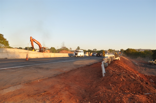 Uma das pontes já foi concluída e teve seu tráfego liberado; obras são concentradas agora na outra ponte (Foto: A Cidade)