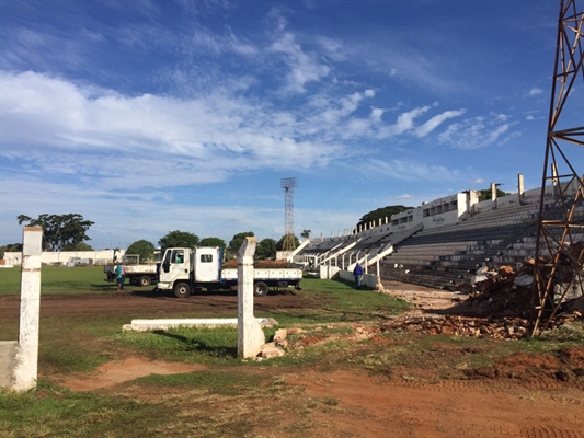 Grama do Estádio Plínio Marin começa a ser retirada 