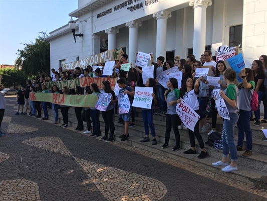 Manifestantes se reuniram na Praça James Mellor nesta quinta-feira (30) — Foto: Michele Bacelar/TV TEM