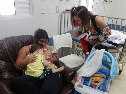 Jovens da igreja Assembleia de Deus distribuem doces e brinquedos para crianças da Santa Casa