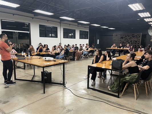 Inspira PP reuniu estudantes da graduação que conheceram a realidade de quem trabalha diariamente no mercado dessa mídia (Foto: Unifev) 
