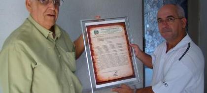 Padre Carlos recebe homenagem da Câmara