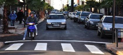 Nova Rua Amazonas recebe pintura de sinalização 