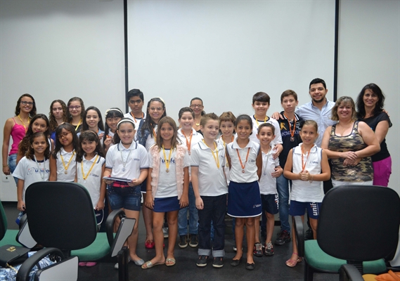 Alunos do Colégio recebem medalhas pela Olimpíada e por atividade de leitura