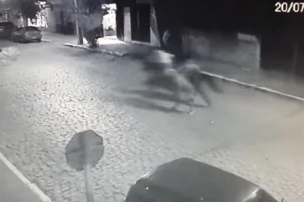 Homens fazem "racha" com cavalos e provocam acidente