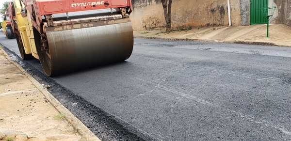  Nesta etapa, cerca de 8,2 mil m² de vias estão recebendo a melhoria nos bairros São João e Estação (Foto: Divulgação/Prefeitura de Votuporanga) 