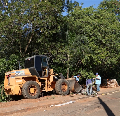 Mutirão de limpeza foi realizado pelas equipes da Saev e Polícia Ambiental nos bairros Matarazzo e Pró-Povo, em Votuporanga (Foto: Saev)