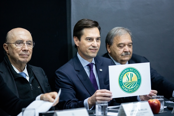 O prêmio, no valor de R $62.500, foi entregue pelo Secretário de estado de agricultura e abastecimento, Gustavo Junqueira (foto: Prefeitura de Votuporanga)