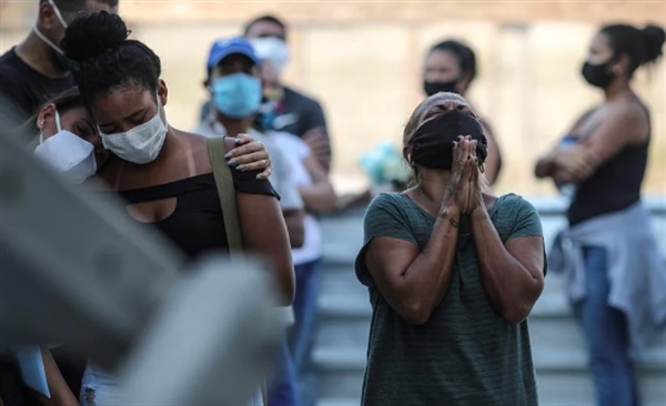 Entre as vítimas fatais estão 6.169 homens e 4.525 mulheres. Os óbitos continuam concentrados em pacientes com 60 anos ou mais, totalizando 73,6% das mortes. (Foto: EFE/ Fernando Bizerra)