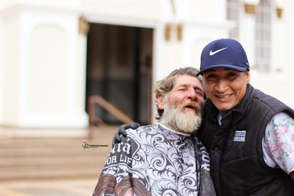 Rafael cortando cabelo de morador de rua em Penápolis — Foto: Arquivo Pessoal