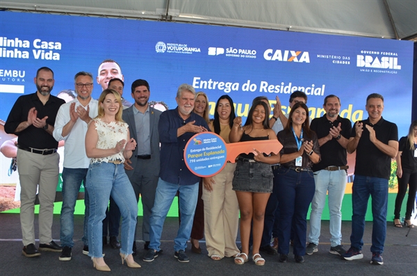 A vendedora Pâmela Cristina Camilo Cândido, 32 anos, mãe da Lara, de 12 anos, está entre as 798 famílias que receberam as chaves (Foto: A Cidade)